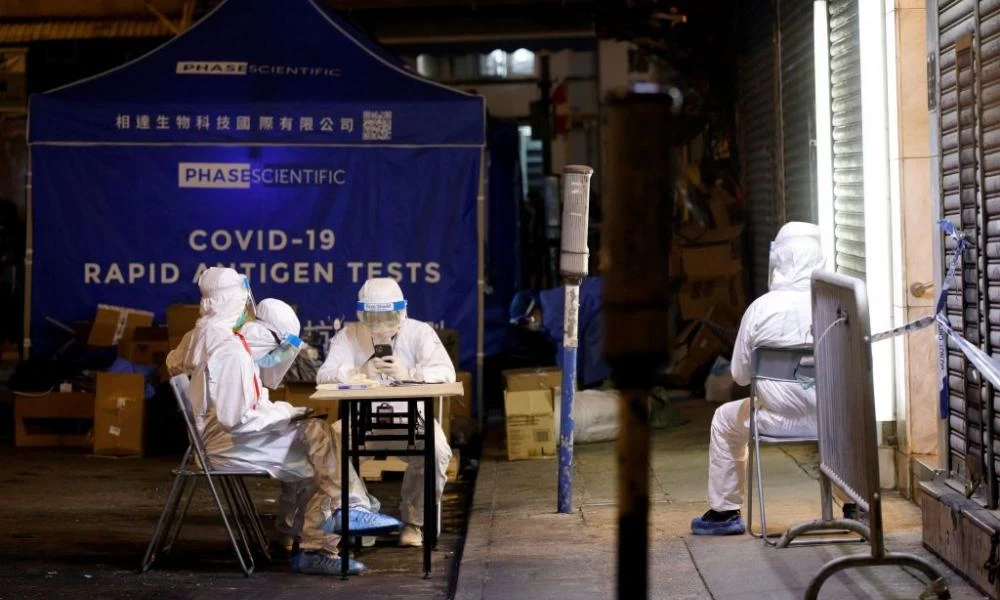 Χονγκ Κονγκ: Οι αρχές "μπουκάρουν" σε σπίτια για υποχρεωτικά τέστ